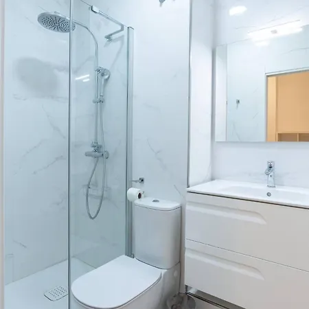Spacious 3 Bedroom Apartment *